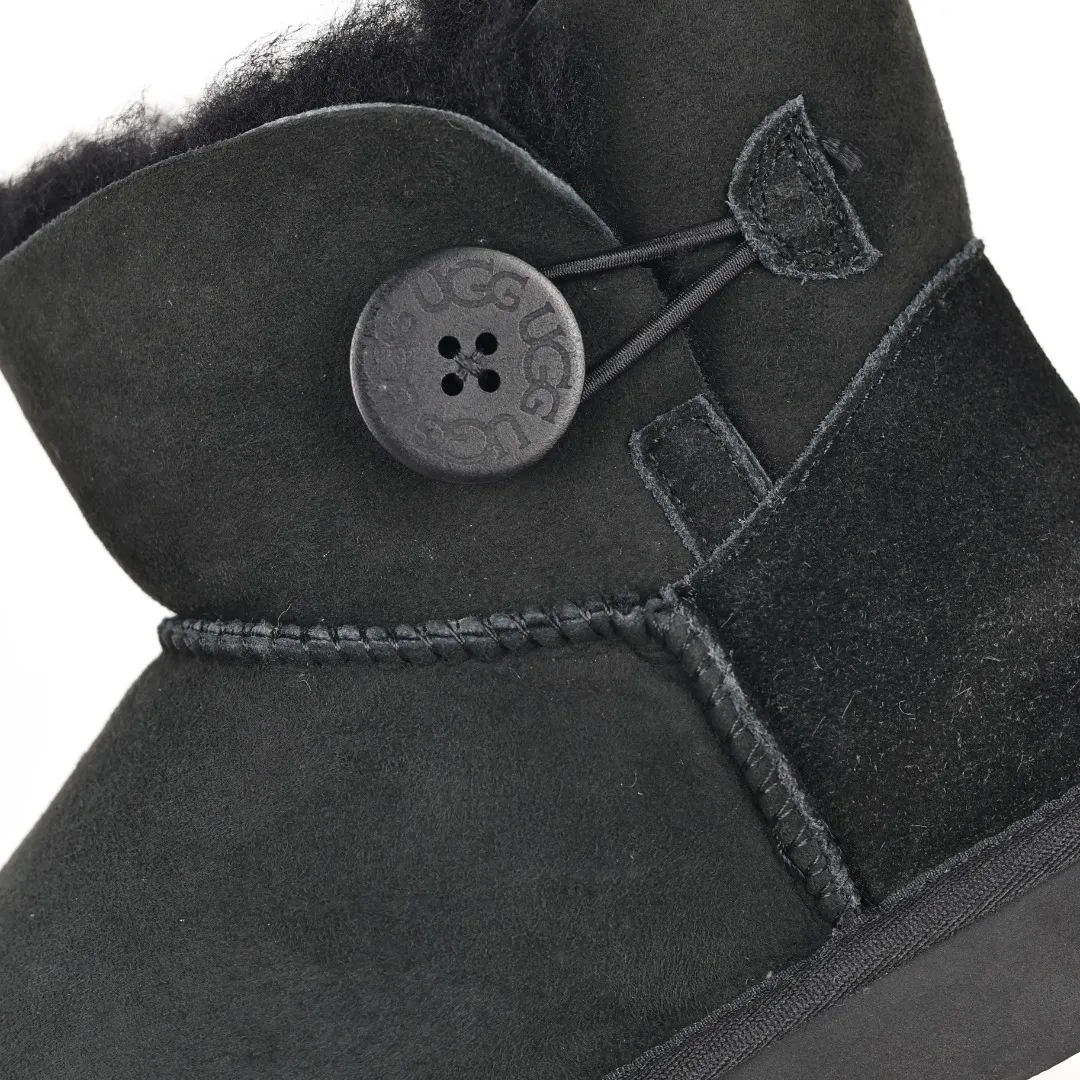 Pick up locally 💰540 The core recommendation is good price UGG basic Bailey twist style Xiaohongshu hot style Henan Longfeng leather production Sheepskin integrated top quality in the market 2-3 cm cashmere insole to keep warm in winter and a very suitable choice for home use UUG has launched a style series in the new year, which is partially geared towards the preferences of young consumers and has also moved to the forefront of fashion trends. Shoe body material Water-repellent coated suede upper 17mm UGGPURE™ implanted wool insole Lightweight non-slip comfortable rubber outsole With brand LOGO Trademark Comes with full packaging Size: 35 36 37 38 39 40